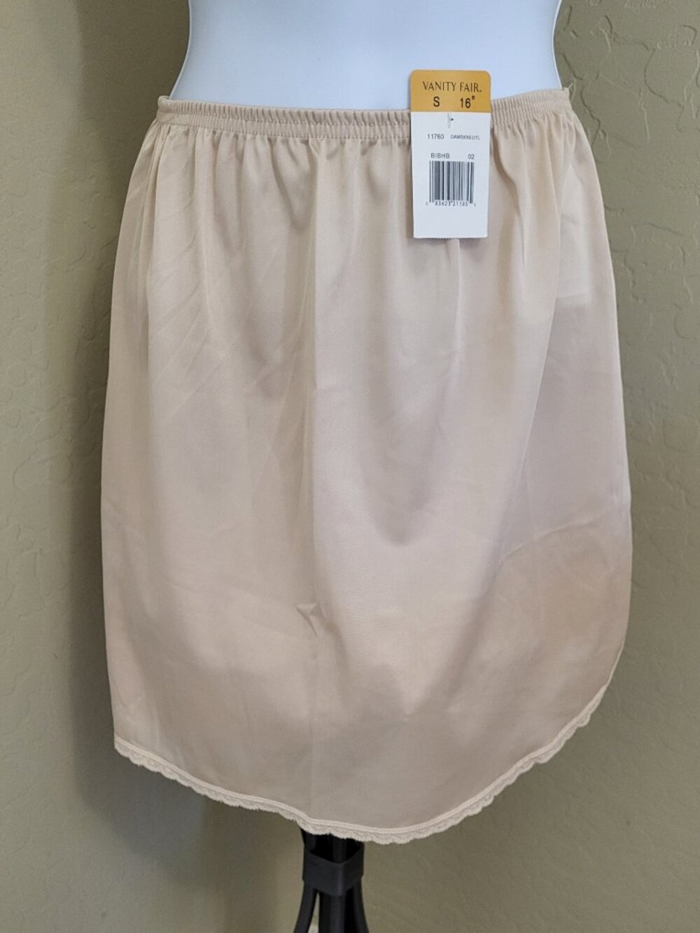 Vanity Fair 16" half-slip NWT